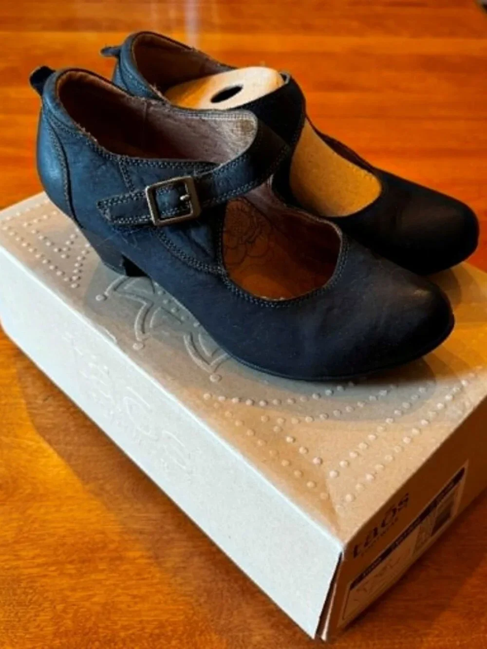 Navy Mary Jane Shoes • Low Heel • Size 6.5 • Heel Wear - Picture 9 of 11